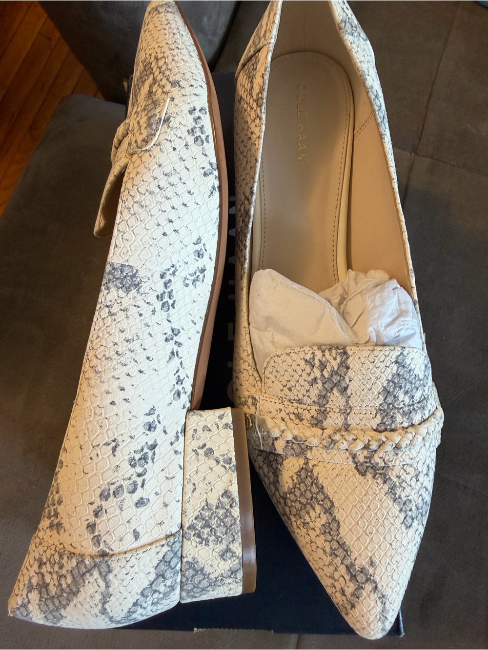 NIB Cole Haan Cream and Gray Snakeskin-Print Pointed Loafers